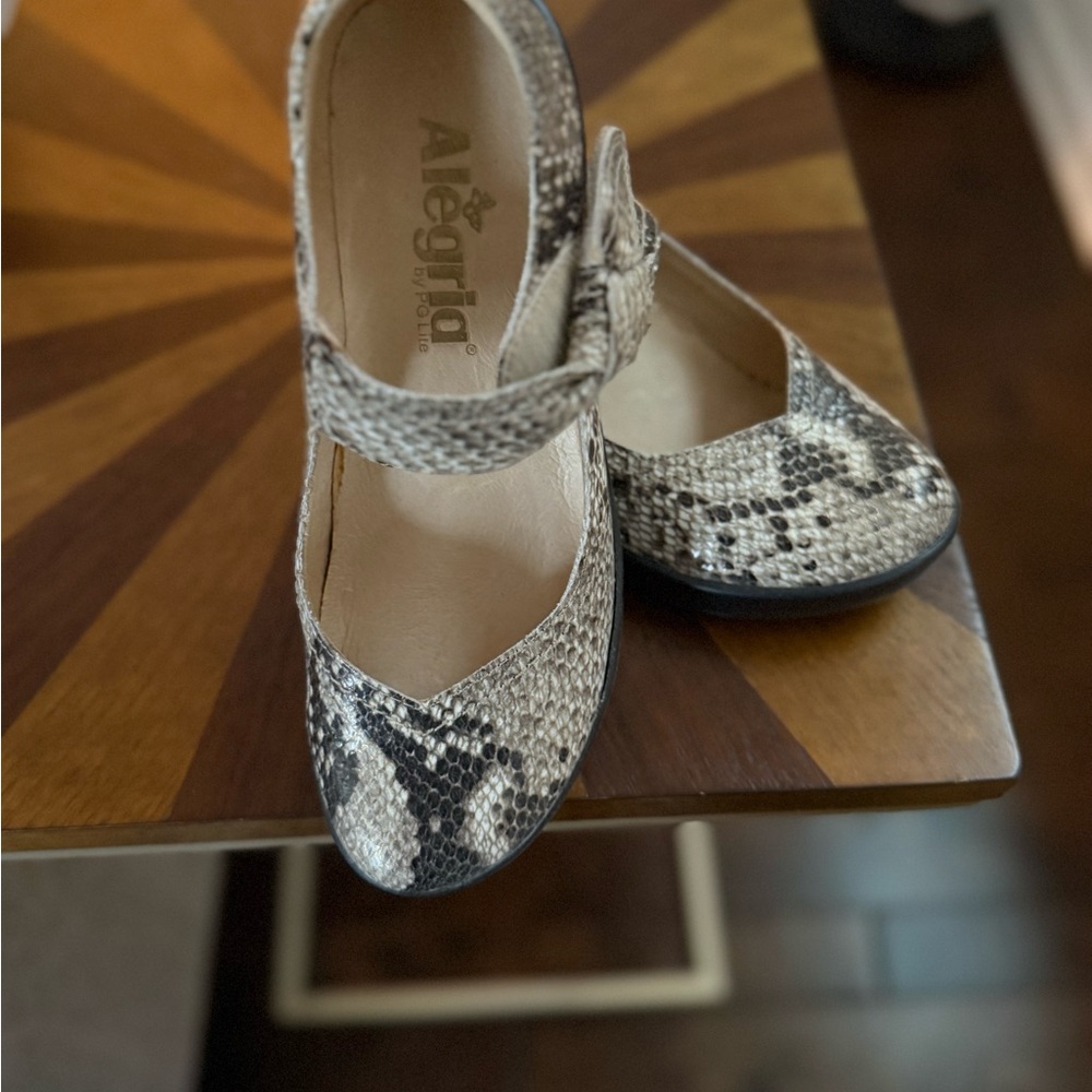 Alegria Women's Snakeskin Flats - Black and Cream